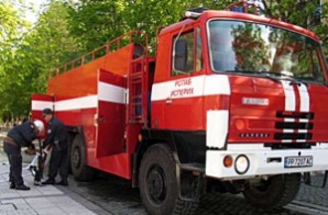 Огнеборци спасиха къща в Зимница, изгоря автомобил