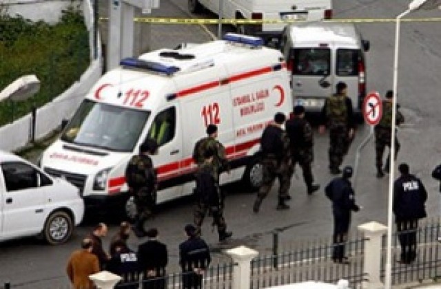 Един убит при експлозия в Истанбул