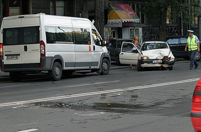 Маршрутка и кола се блъснаха при Ректората, няма жертви