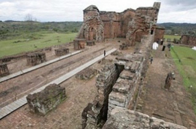 Светлинно шоу съживява йезуитски руини в Парагвай
