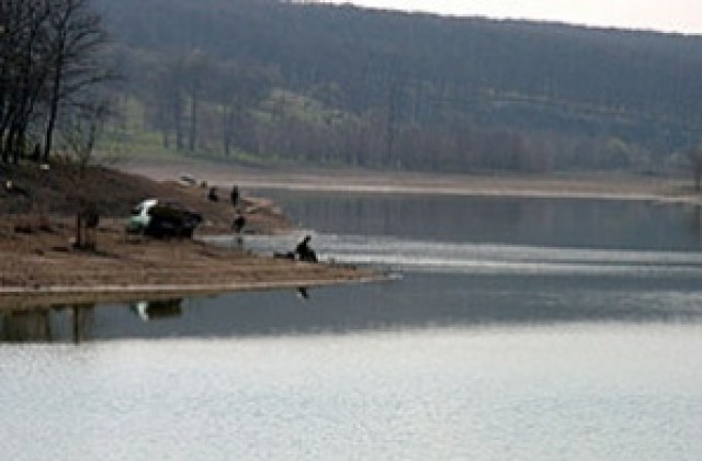 Кола полетя в язовир край Златарица, дете и мъж се удавиха