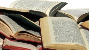 Награждават свещеник за книгата му Капитал