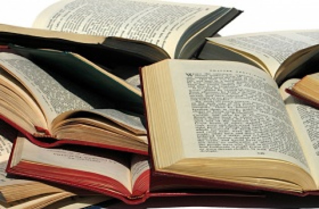 Награждават свещеник за книгата му Капитал