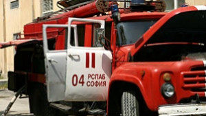 Пожар бушува в изоставено общежитие