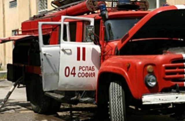 Пожар бушува в изоставено общежитие