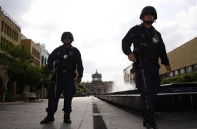 Задържаха крадци на метални листове от стената, деляща Мексико и САЩ