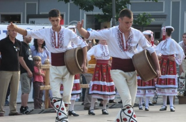 Плевенски ученици представиха града и България на Международен фолклорен фестивал в Белгия