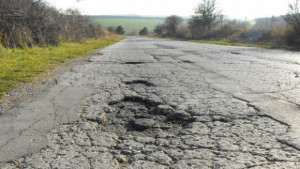 Кърпят шосетата в Разградско преди зимата