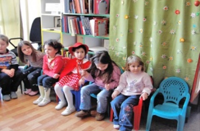 Закриват летните занимания с деца в Библиотека Дора Габе с изложба