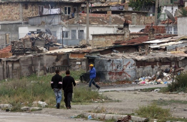 Събарят постройки в бургаския квартал Горно Езерово