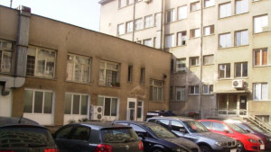 Трима мъже са задържани за множество кражби на луксозни автомобили