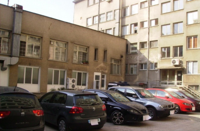 Трима мъже са задържани  за множество кражби на луксозни автомобили