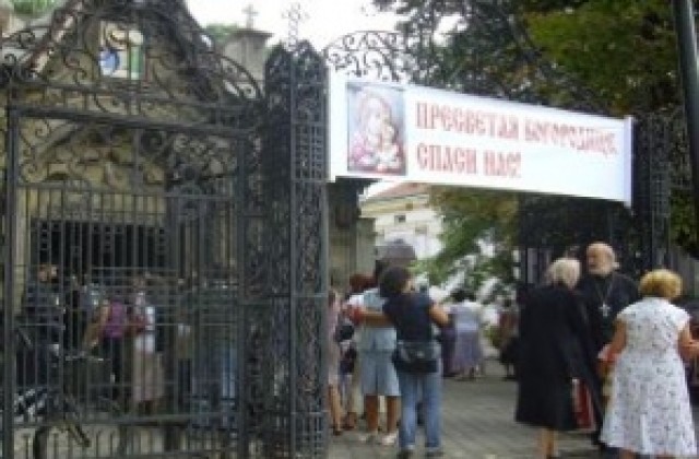 Стотици се стекоха пред чудотворните икони и мощите на светици