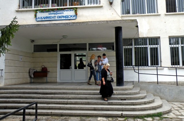 Ученици нападнаха охранител
