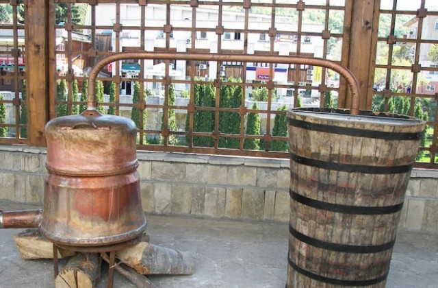 Приходите от акциз скочили след  хайките за нелегална ракия