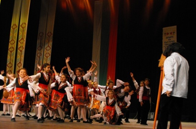 Разградски танцьори заминават за фестивал в Румъния