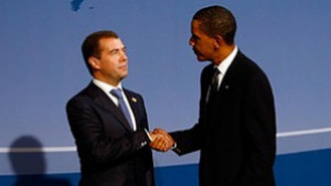 Обама Медведев ръце протегнати през празно пространство