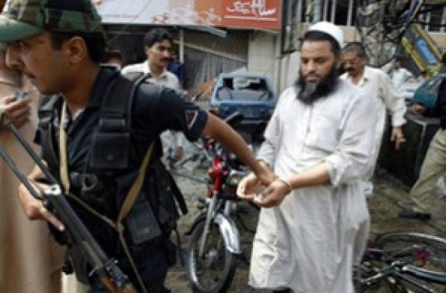 16 души загинаха и 150 бяха ранени при два атентата в Пакистан