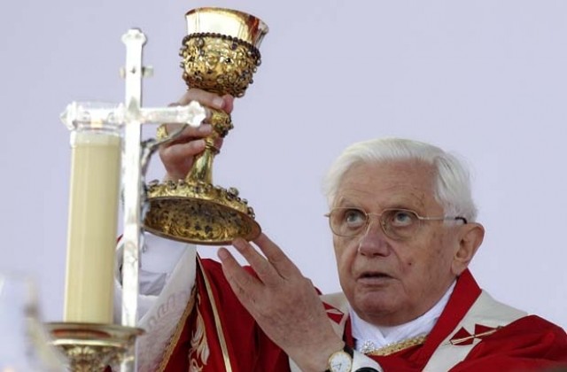 Папа Бенедикт XVI приключи посещението си в Чехия