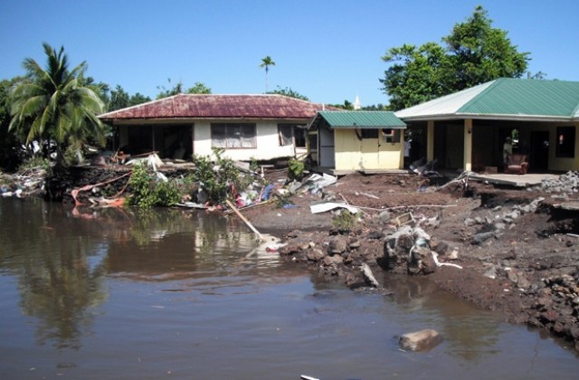 Цунами връхлетя Самоа, Япония и САЩ се борят с бедствието