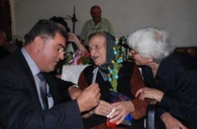 106-годишната баба Карамфила се радва на пра-пра внуци