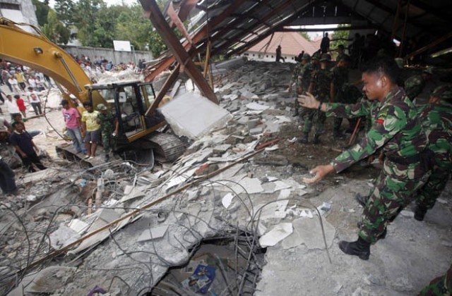 Над 700 са жертвите при земетресението в Индонезия