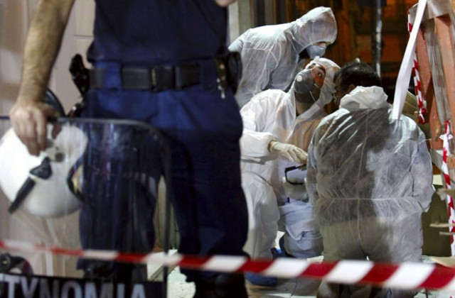 Един човек пострада при взрив в Атина