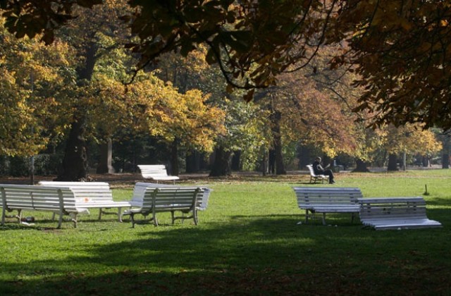 Маниак дебне и боде деца в София