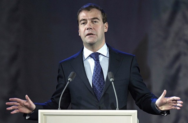 Руската икономика ще се свие повече от очакваното твърди Медведев