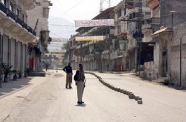 Бомбен атентат в Пакистан, нападения срещу сгради на полицията в Лахор