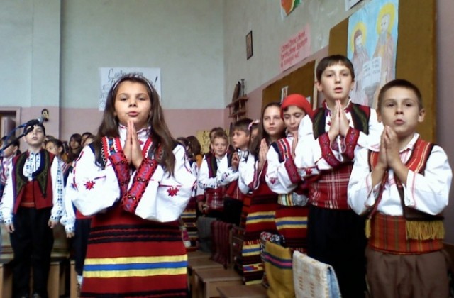 Бургаски деца градят вярата си върху скала