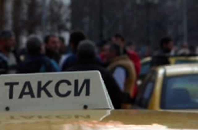 Превозвачи искат общините да определят пределната цена на такситата