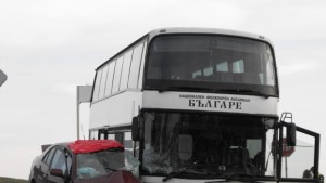 Автобусът на Българе помете кола един загина друг бере душа
