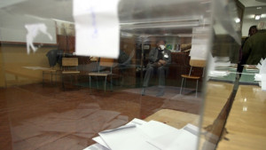 В Крапец гласуваха почти половината от избирателите