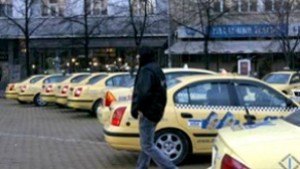 Спипаха таксиджия трети път карал без книжка