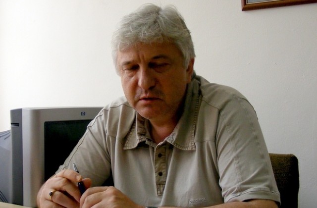 Премиерът се включва в обслужването на кръгове, смята Ивелин Николов