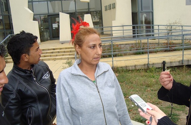 Роми нахлуха в болница, искат бебето и 11-годишната майка