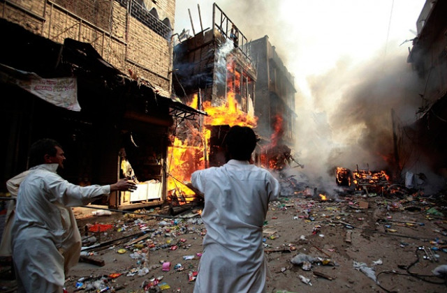 Жертвите от бомбения атентат в Пешавар надхвърлиха 80