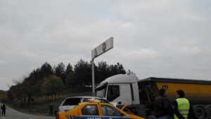 Знаци с перлен кант поставят около кръстовищевзело две жертви за
