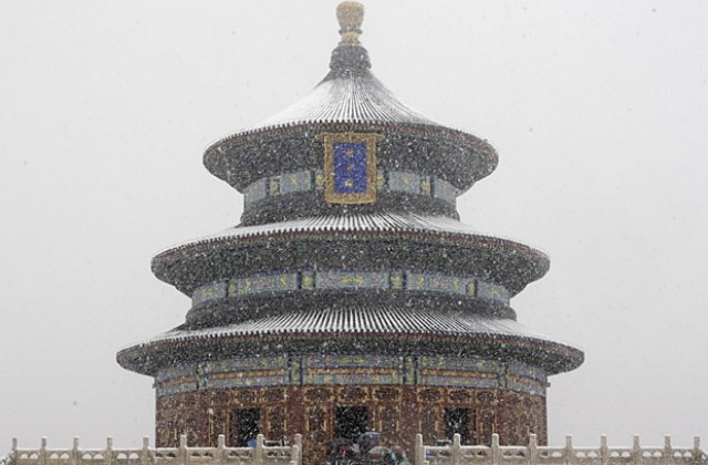 Изкуствено предизвикан сняг покри Пекин