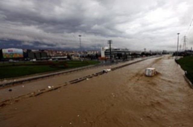 Три деца загинаха при наводненията в Турция