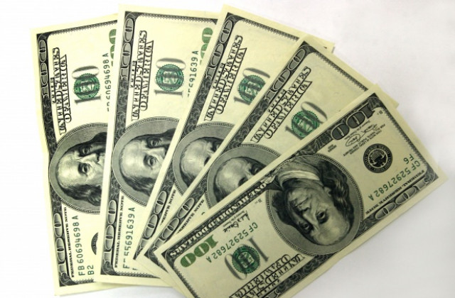 Доларът поевтинява към еврото, петролът поскъпва