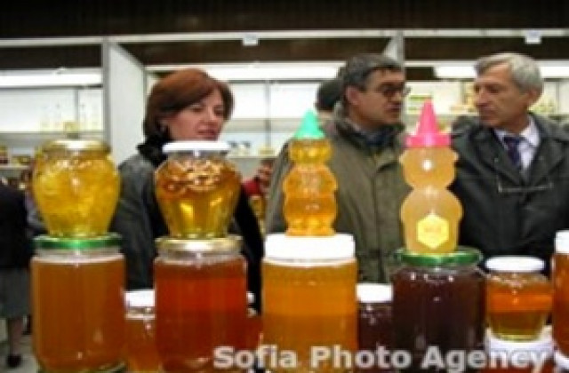 В студеното време откраднаха 20 литра ракия и пчелен мед