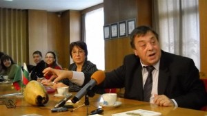 Шуменският кмет си донесе кокосов орех от Шри Ланка