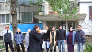 Изкараха принудително жена старица и дете от жилището им