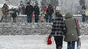 Чистят снега по вътрешните квартални улици в София до проходимост