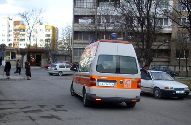 Пътници са затиснати в кола при катастрофа в Шумен