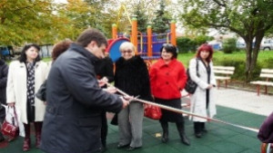 Децата от Лазур с нова площадка
