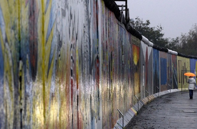 Берлинската стена е подложена на лифтинг