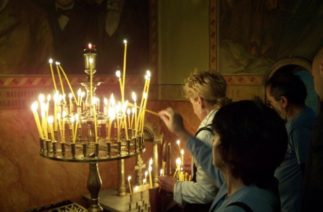 Владика чете литургията на Архангеловден в Михалково